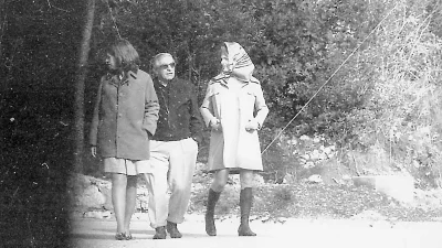 Σκορπιός: Καυτά φιλιά, γυμνά κορμιά - Σπάνιες φωτογραφίες από τις ημέρες του Ωνάση με... παρέα στο νησί