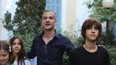 Κώστας Μπακογιάννης: Μπήκε στο παραβάν με το γιο του - Ψήφισε έχοντας στο πλευρό του τα 4 παιδιά του