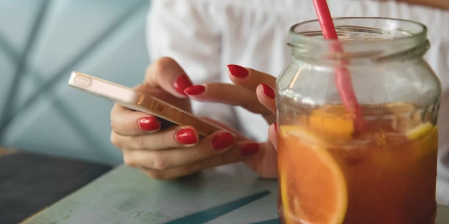 red_nails_fall