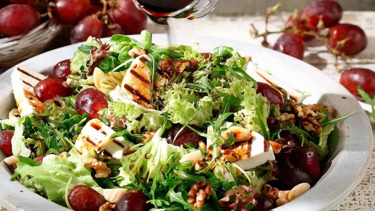 Σε 5 λεπτά στο πιάτο σου - Η απόλυτη gourmet φθινοπωρινή σαλάτα με σταφύλι και προσούτο