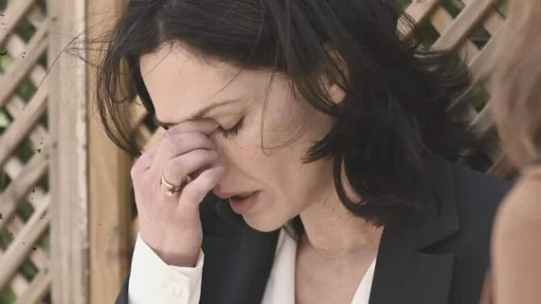 Σασμός (31/10): «Εσύ τόσα χρόνια τον πότιζες με το φαρμάκι σου, δεν θέλω να σε ξαναδώ στα μάτια μου μπροστά» - Τραγική φιγούρα η Βασιλική μετά τον θάνατο του Νικηφόρου