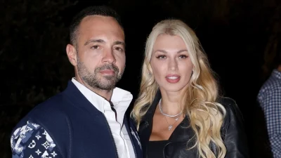 Με δερμάτινο μπουφάν και εκκεντρικό παντελόνι η Σπυροπούλου, στα λευκά ο Σταθοκωστόπουλος - Η ιδιαίτερη εμφάνιση στο Ηρώδειο