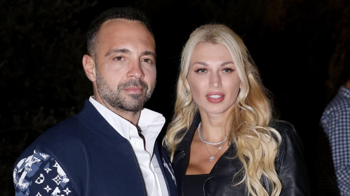 Με δερμάτινο μπουφάν και εκκεντρικό παντελόνι η Σπυροπούλου, στα λευκά ο Σταθοκωστόπουλος - Η ιδιαίτερη εμφάνιση στο Ηρώδειο