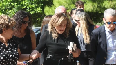 Υποβασταζόμενη η σύζυγος του Γιάννη Ιωαννίδη, Γιούλα, στην επιμνημόσυνη δέησή του