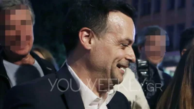 Η στενή σχέση του Χάρη Δούκα με την αδερφή του - Είχαν κατέβει στο δρόμο τη βραδιά της νίκης του με το ανιψάκι του στο καρότσι