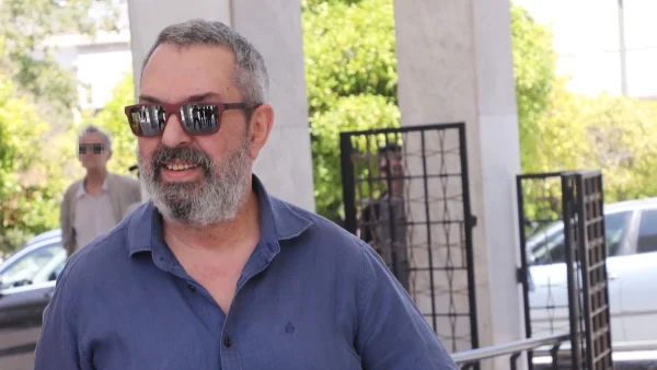 Κυριαρχούν το ξύλο και οι παλιές φωτογραφίες - Το πατρικό σπίτι του Χρήστου Χατζηπαναγιώτη στη Μυτιλήνη