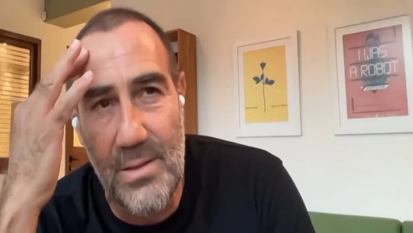 «Δίνω τα πάντα για να δω τον μπαμπά μου να αγκαλιάζει τα παιδιά μου κι ας μην...» - Τσακίζει κόκκαλα η εξομολόγηση του Αντώνη Κανάκη για τον θάνατο του πατέρα του