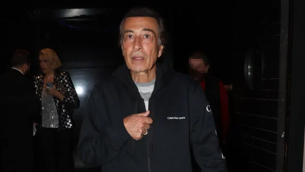 Είναι μαζί 40 χρόνια και ακόμα κάνουν ερωτικές αποδράσεις! Στον Μυστρά ο Αντύπας αγκαλιά με την κούκλα γυναίκα του