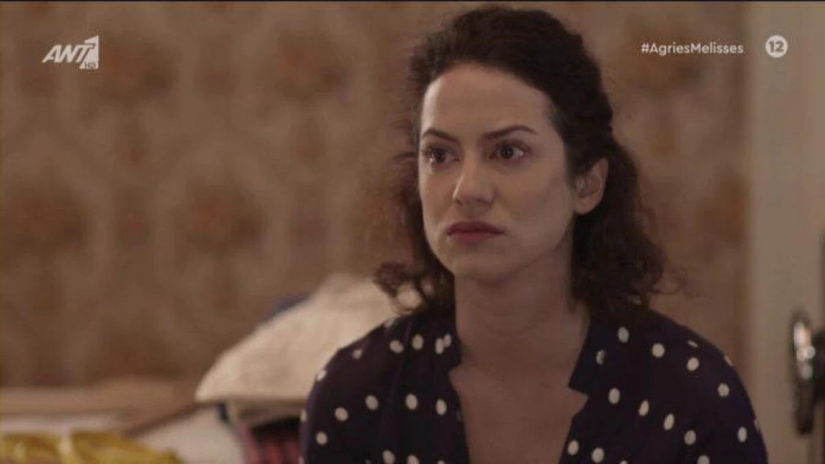 Με μίνι φόρεμα και μπότες: Καμία σχέση με την Ουρανία από τις Άγριες Μέλισσες - Το παθιασμένο φιλί της Αμαλίας Καβάλη με τον σύντροφό της στο στόμα