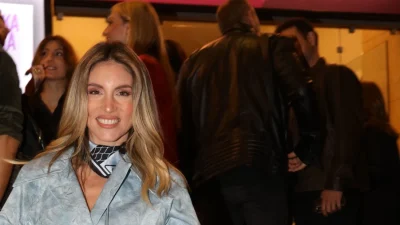 Με μακρύ γκρι παλτό: Η εντυπωσιακή εμφάνιση της Αθηνάς Οικονομάκου στο θέατρο
