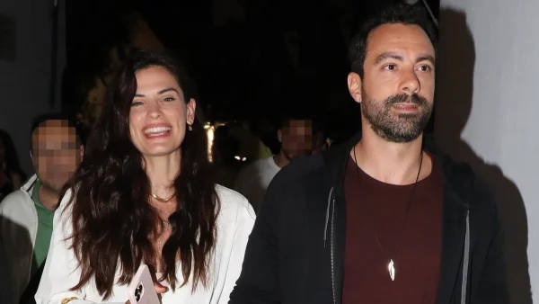 Εκείνος με κοστούμι και παπιγιόν & εκείνη με στενό φόρεμα και κόκκινες γόβες - Η εντυπωσιακή εμφάνιση Μπόμπα & Τανιμανίδη σε κυριλέ εστιατόριο