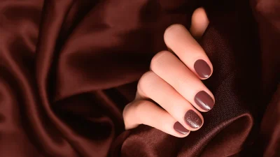 Chocolate nails: Αυτό είναι τo hot trend στο μανικιούρ που σαρώνει τώρα στο TikTok!