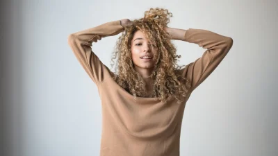 Coconut oil: Είναι το λάδι καρύδας το μυστικό για γερά & λαμπερά μαλλιά ή ένας ακόμη μύθος;