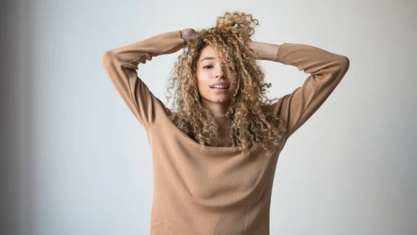 Coconut oil: Είναι το λάδι καρύδας το μυστικό για γερά & λαμπερά μαλλιά ή ένας ακόμη μύθος;