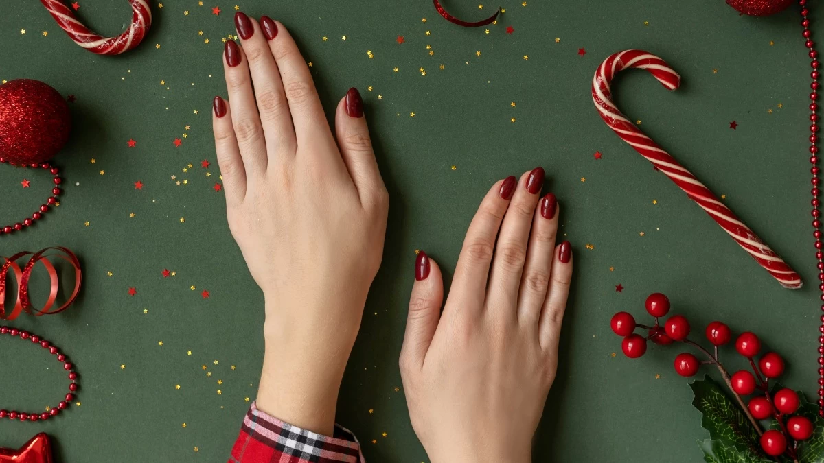Deep red nails: H τάση που θα φέρει τα Χριστούγεννα στο μανικιούρ σου!