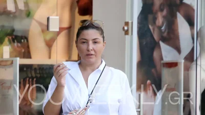 Χαλαρή με τζιν καμπάνα στο κέντρο της Γλυφάδας - ''Φορτωμένη'' με σακούλες από τα ψώνια της η Έλενα Παπαρίζου