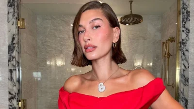 Hailey Bieber: Σε ποιό beauty brand ορκίζεται και γιατί δεν το αλλάζει με τίποτα;