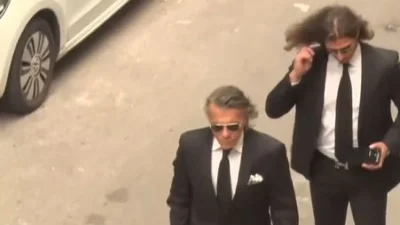 Βαρύ το κλίμα στην κηδεία του εφοπλιστή που αυτοκτόνησε στη Βούλα - Υποβασταζόμενη η σύζυγός του, Λούλου, από τον Ηλία Ψινάκη