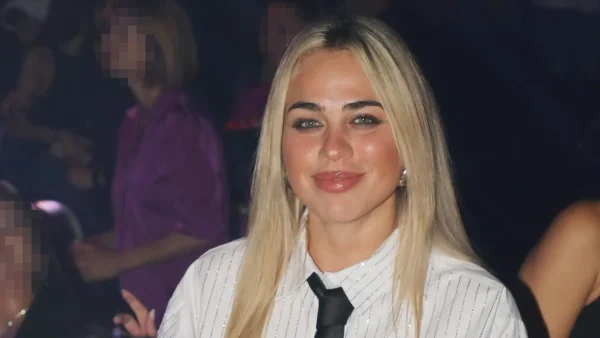 Αγνώριστη με λεπτά φρύδια, καστανά μαλλιά και φράντζα - Aυτή είναι η ταυτότητα της Κόνι Μεταξά