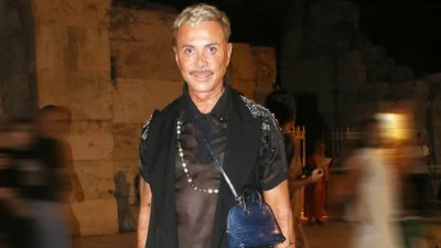 Με ψηλοτάκουνο μποτάκι, περούκα και παλτό - Η αποκαλυπτική πόζα του Λάκη Γαβαλά έφερε αντιδράσεις στο instagram