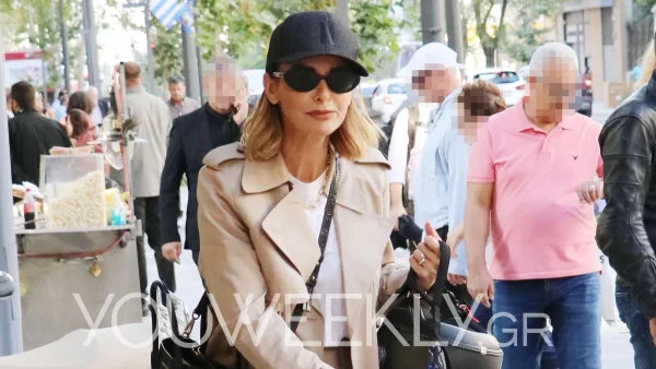 Βόλτα στο κέντρο της Αθήνας με τη βέσπα και το σκυλάκι της - Η κομψή εμφάνιση της Μπέττυς Μαγγίρα