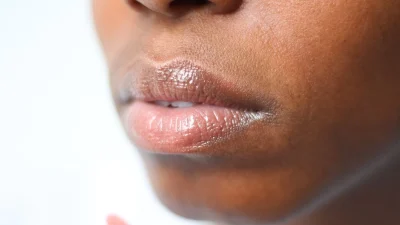 Το νέο Shiny Lips της Mon Rêve ήρθε για να αναδείξει τη φυσική ομορφιά των χειλιών σου