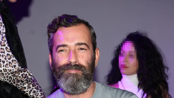 «Εγώ που είμαι γκέι, πληρώνω...» - Η απάντηση του Άγγελου Μπράτη για τους επικριτές του νέου νομοσχεδίου για τα ομόφυλα ζευγάρια