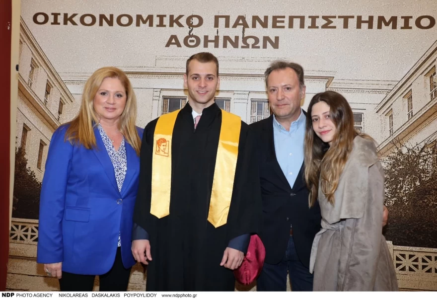 Δημήτρης Οικονόμου: Υπερήφανος πατέρας - Η κόρη του πήρε το πτυχίο της (Φωτογραφίες)