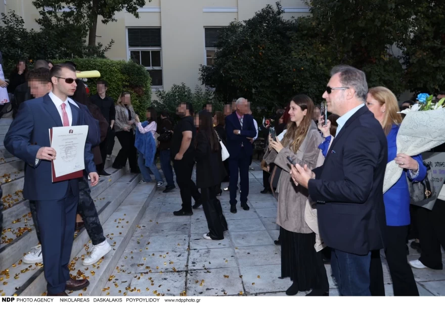 Δημήτρης Οικονόμου: Υπερήφανος πατέρας - Η κόρη του πήρε το πτυχίο της (Φωτογραφίες)