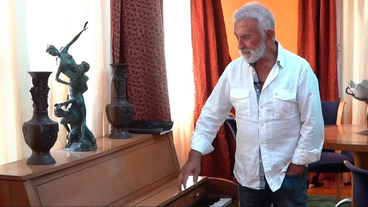 Αργύρης Παπαργυρόπουλος: Ο έρωτας του πολιτικού, το πιάνο του Καρβέλα και το πορτραίτο της Βίσση