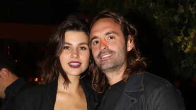 Στο μαγαζί του Λάμπρου Λάζαρη στο κέντρο της Αθήνας - Με μωβ παντελόνι και κραγιόν στο πλευρό του η Δανάη Παππά