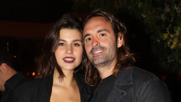 Στο μαγαζί του Λάμπρου Λάζαρη στο κέντρο της Αθήνας - Με μωβ παντελόνι και κραγιόν στο πλευρό του η Δανάη Παππά