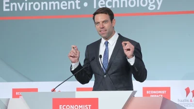 Περπάτησε 200 μέτρα και έφυγε - Στην πορεία για το Πολυτεχνείο ο Στέφανος Κασσελάκης