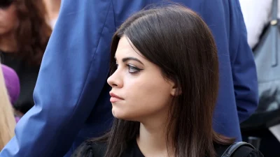 «Ήρθε, χτύπησε τα χέρια του και με χαστούκισε... Κοκκάλωσα» - Η σπάνια εξομολόγηση της Τζένης Καζάκου για τα δύσκολα παιδικά χρόνια και το διαζύγιο των γονιών της