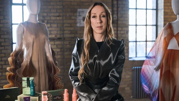 Iris van Herpen X Aveda: Η υψηλή ραπτική ενώνει τις δυνάμεις της με την ομορφιά με αποτέλεσμα μια συλλεκτική γιορτινή συλλογή με αξεσουάρ μαλλιών!