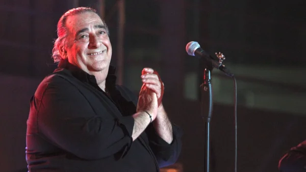 Βασίλης Καρράς: «Δεν θα ήθελε να θυμόμαστε αυτή την εικόνα» - Σάλος στο διαδίκτυο με τη διαρροή φωτογραφίας του μέσα από το νοσοκομείο λίγο πριν πεθάνει