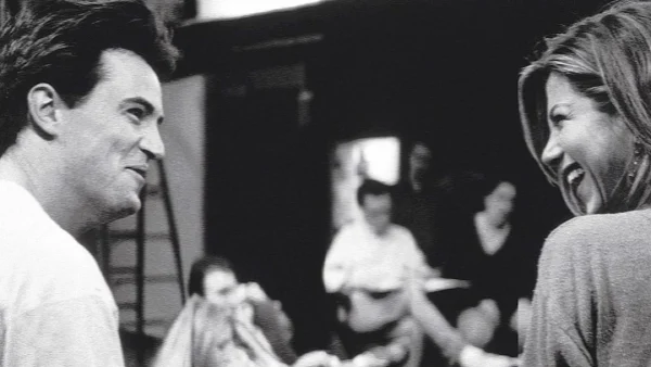 «Προσπαθούσε τόσο σκληρά, μου λείπει πολύ...» Οι σπαρακτικές πρώτες δηλώσεις της Jennifer Aniston για τον Matthew Perry