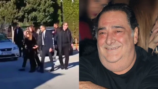 Βασίλης Καρράς: Σε τραγική κατάσταση η σύζυγός και η κόρη του έξω από τον οίκο τελετών λίγο μετά αφότου έφτασε η σορός του