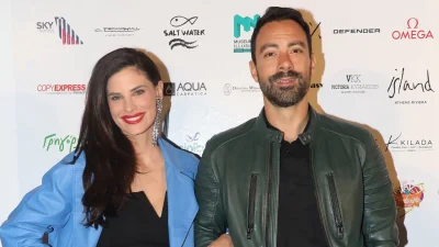 Πελώριο με λευκές μπάλες και κόκκινα λουλούδια - Εντυπωσιακό το χριστουγεννιάτικο δέντρο στο σπίτι Μπόμπα & Τανιμανίδη