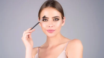 Baby brow lamination: H νέα τεχνική για φυσικά γεμάτα φρύδια που κάνει τώρα θραύση στο TikTok!