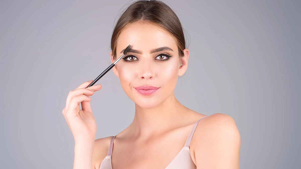 Baby brow lamination: H νέα τεχνική για φυσικά γεμάτα φρύδια που κάνει τώρα θραύση στο TikTok!