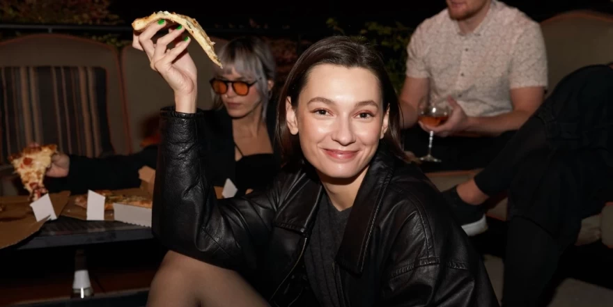 woman_eating_food