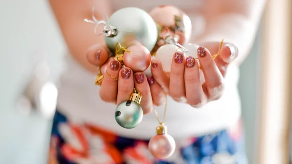 Oδηγός με τα καλύτερα Xmas nail designs που θα απογειώσουν το γιορτινό σου μανικιούρ!