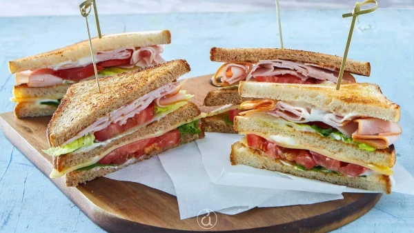 Το απόλυτο σνακ σε 10 λεπτά στο πιάτο σας: Club Sandwich