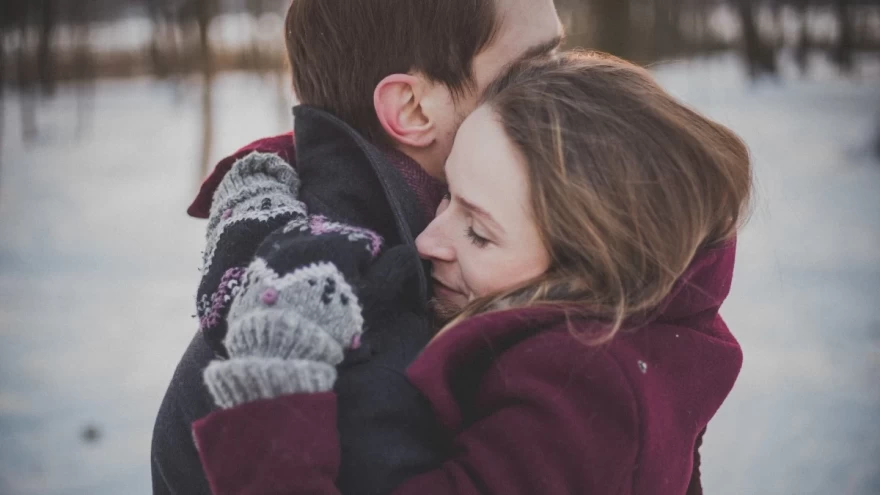 couple_hug