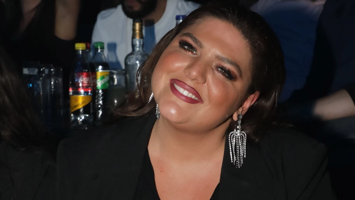 Δίπλα από το τζάκι - Με χρυσά, λευκά και μπρονζέ στολίδια το χριστουγεννιάτικο δέντρο "υπερπαραγωγή" της Δανάης Μπάρκα
