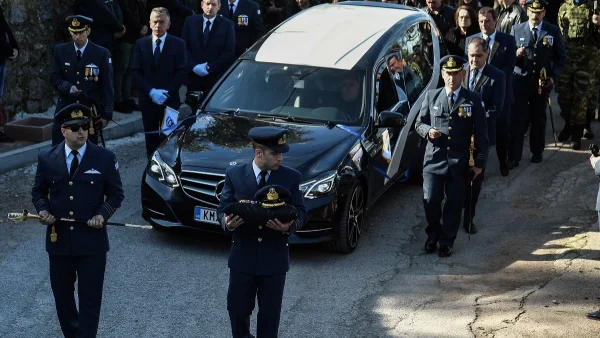 Επισμηναγός Επαμεινώνδας Κωστέας: Σκηνές θρήνου στην κηδεία του 40χρονου - Με την ελληνική σημαία τυλιγμένο το φέρετρό του