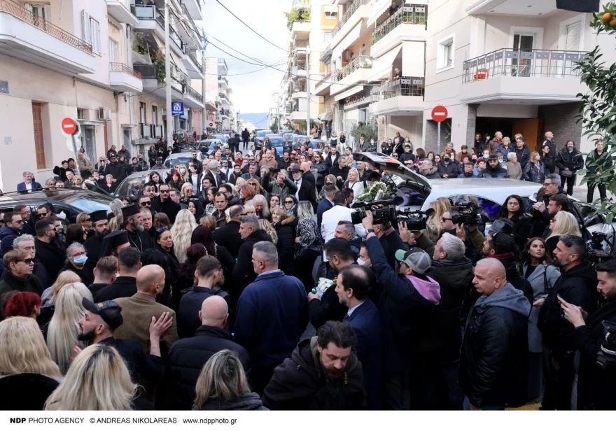 Άποψη από το πλήθος στην κηδεία του Νίκου Φλωρινιώτη