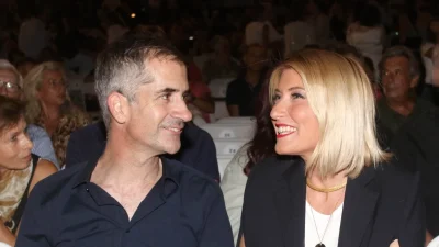 Σία Κοσιώνη - Κώστας Μπακογιάννης: Αγακλιασμένοι με αθλητικά ρούχα και φόρμες στο ονειρικό Καρπενήσι λίγο πριν την αλλαγή του χρόνου