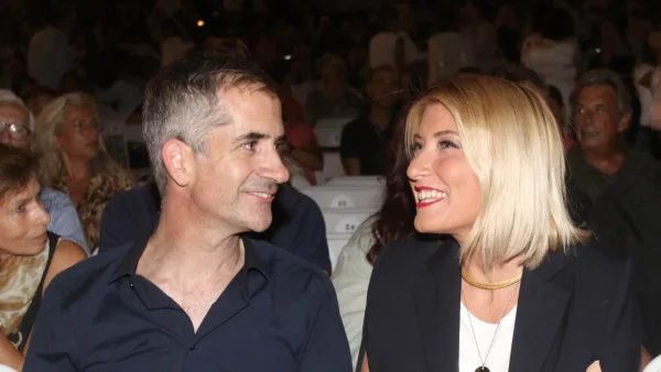 Σία Κοσιώνη - Κώστας Μπακογιάννης: Αγακλιασμένοι με αθλητικά ρούχα και φόρμες στο ονειρικό Καρπενήσι λίγο πριν την αλλαγή του χρόνου